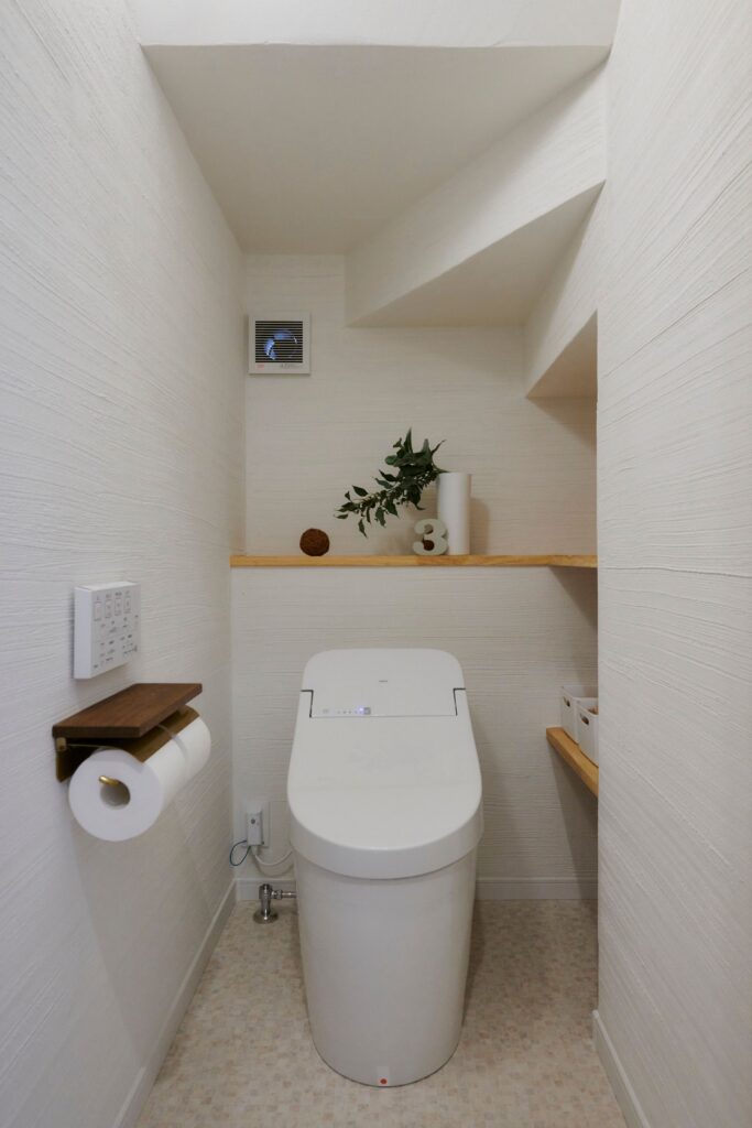 階段下のスペースを利用したトイレは、漆喰を刷毛引き仕上げに